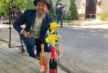 Photo of video | Sărbătoare în fața porții lui Dodon. S-au adunat oameni cu flori și șampanie în mâini