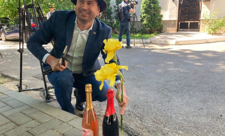 Photo of video | Sărbătoare în fața porții lui Dodon. S-au adunat oameni cu flori și șampanie în mâini