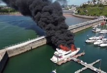 Photo of Un super-iaht s-a scufundat după ce a ars ca o torță într-un port din Anglia