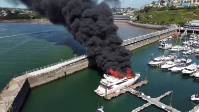 Photo of Un super-iaht s-a scufundat după ce a ars ca o torță într-un port din Anglia