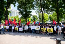 Photo of video, foto | Socialiștii protestează în fața Parlamentului și a izolatorului unde se află fostul președinte: „Libertate lui Dodon”