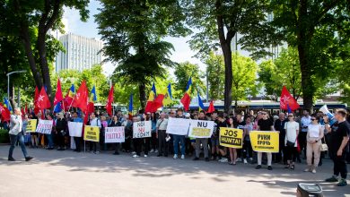Photo of video, foto | Socialiștii protestează în fața Parlamentului și a izolatorului unde se află fostul președinte: „Libertate lui Dodon”