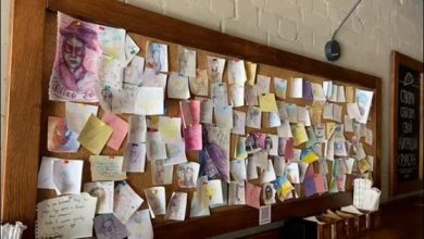 Photo of Într-un bar din Kiev pot fi lăsate mesaje şi poezii pentru soldaţii ucraineni sau acuzaţii împotriva ruşilor
