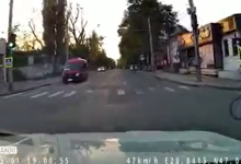 Photo of video | Chișinău: Un șofer a evitat în ultima clipă un biciclist care a intrat pe roșu în intersecție