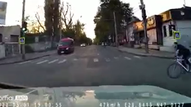 Photo of video | Chișinău: Un șofer a evitat în ultima clipă un biciclist care a intrat pe roșu în intersecție