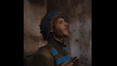 Photo of video | Un militar ucrainean cântă „Stefania” din buncărele Azovstal, pe fundalul bombardametelor rușilor