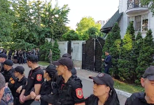 Photo of video | Altercații la poarta casei lui Igor Dodon: Finul acestuia a sărit la bătaie la Vasile Costiuc