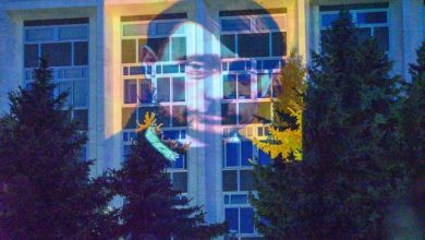 Photo of video, foto | Chipul lui Hitler, proiectat de 9 mai pe fațada Ambasadei Rusiei la Sofia