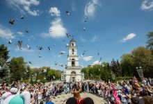Photo of foto | Flashmob în semn de pace în scuarul Catedralei din Chișinău. Peste 150 de copii au lansat spre cer porumbei