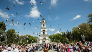 Photo of foto | Flashmob în semn de pace în scuarul Catedralei din Chișinău. Peste 150 de copii au lansat spre cer porumbei