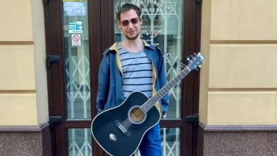 Photo of video | Drumurile s-au transformat în scenă de spectacol. Povestea emoționantă a chitaristului aruncat de război pe străzi: Mi-e frică