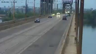 Photo of video | Momentul în care podul din Dnipro este lovit de rachete rusești în timp ce mașinile circulă pe el