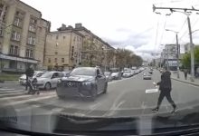 Photo of video | Tupeu extraordinar al unui șofer în centrul capitalei: La un pas să calce pietoni pe zebră, după ce a ieșit pe contrasens încălcând linia dublă continuă