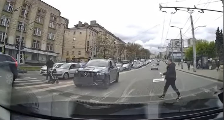 Photo of video | Tupeu extraordinar al unui șofer în centrul capitalei: La un pas să calce pietoni pe zebră, după ce a ieșit pe contrasens încălcând linia dublă continuă