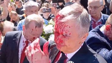 Photo of video | Ambasadorul rus în Polonia, stropit de manifestanți cu vopsea roșie la Varșovia