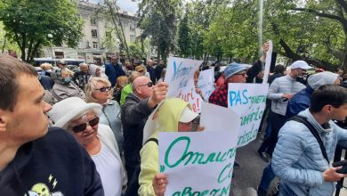 Photo of video | Protest cu slogane în fața Executivului: Deputații Partidului Șor și ai PCRM au cerut demisia Guvernului