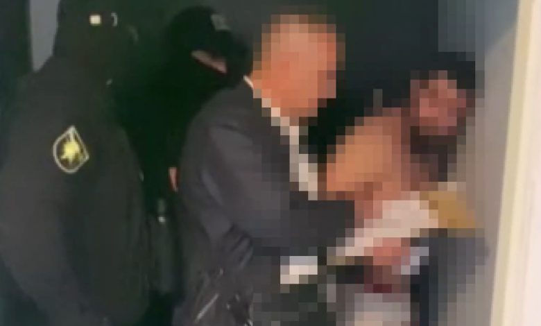 Photo of video | Luați pe sus de acasă: Opt tineri, arestați după ce ar fi estorcat bani de la șoferi de microbuze pe rute internaționale