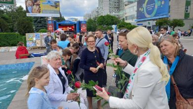 Photo of foto | Tauber a mers la Bălți pentru a împărți flori pensionarilor: Nu voi renunța până când nu voi fi repusă în funcția de primar