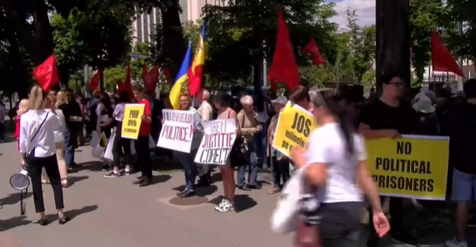 Photo of video | Protest în fața Parlamentului împotriva reținerii lui Igor Dodon