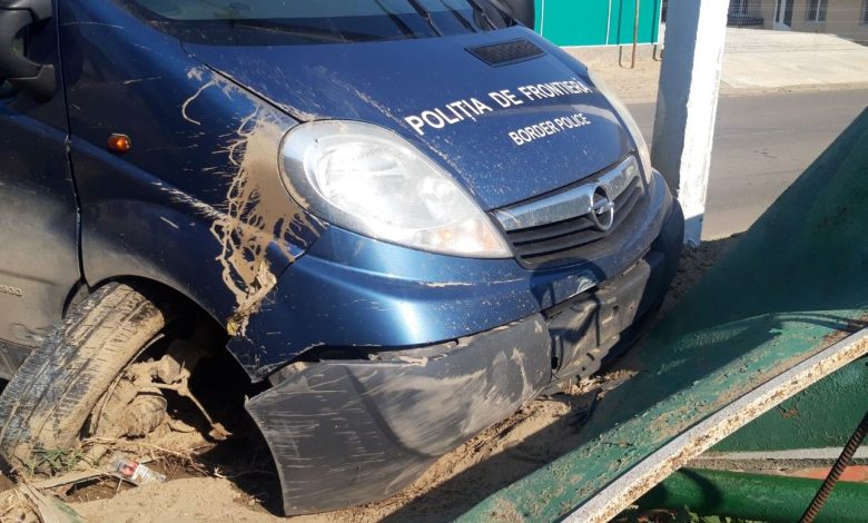 Photo of Mașină a Poliției de Frontieră, grav avariată. Un câine le-ar fi ieșit în cale