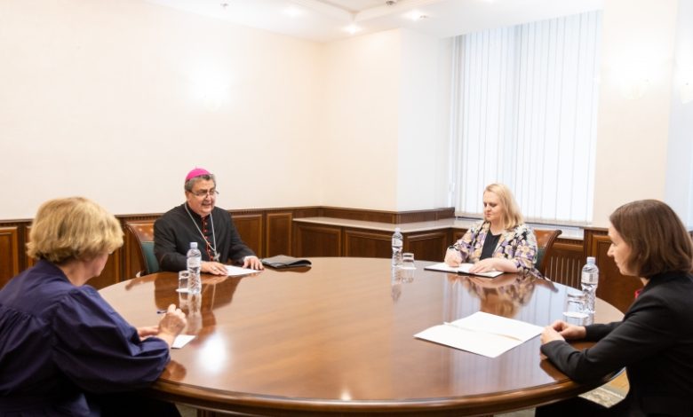 Photo of Președinta l-a primit la Chișinău pe delegatul lui Papa Francisc. I-a transmis personal mesajul pontifului