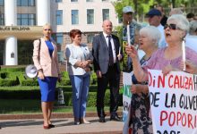 Photo of video | Deputații și simpatizanții partidului „Șor”, protest la Parlament alături de comuniști: „Poate să revenim la lumânare?”