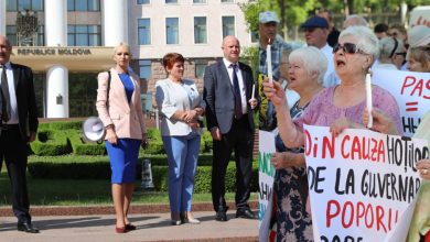 Photo of video | Deputații și simpatizanții partidului „Șor”, protest la Parlament alături de comuniști: „Poate să revenim la lumânare?”