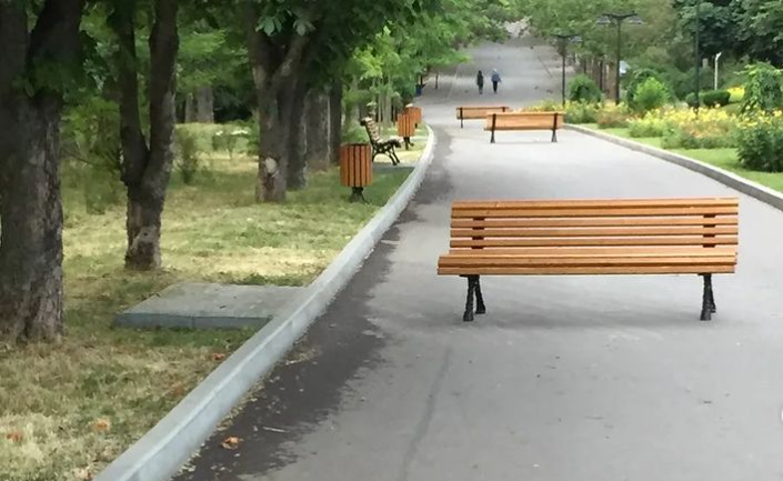 Photo of foto | Vandalism în parcul Valea Trandafirilor. Mai multe bănci au fost mutate din loc