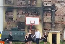 Photo of video | Imagini emoționante de la Harkiv. Absolvenții un liceu bombardat de ruși au dansat vals în fața ruinelor școlii