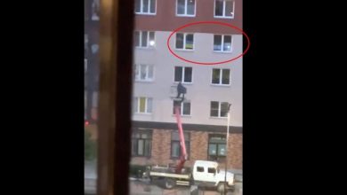 Photo of video | Un rus a pus în fereastră steagul Ucrainei și un poster anti-război. Autoritățile au venit și i-au vopsit geamurile