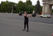 Photo of video | Record pe străzile Chișinăului. Un tânăr a mers un km cu 100 de kg pe umeri