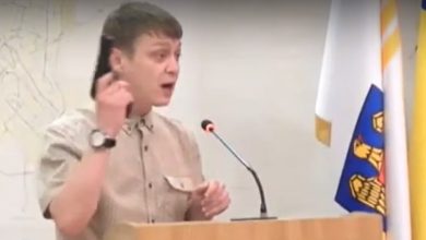 Photo of video | Spirite încinse la CMC! Un activist a scos o „armă” la tribună: „Nu vreau să vă ameninț, dar vă arăt o chestie”