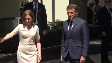 Photo of video | Emmanuel Macron a ajuns la Chișinău. Liderul francez a fost întâmpinat de Maia Sandu