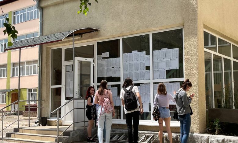 Photo of Elevii își pot afla notele de la BAC 2024. Care este rata de promovare, câți candidați au luat 10 și câți au picat examenul