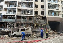 Photo of video | Kievul, atacat cu rachete. Răniți și oameni scoși de sub dărâmături, printre care o fetiță de 6 ani