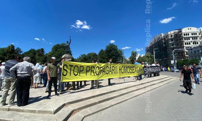 Photo of foto | „Dumnezeu a creat bărbatul și femeia”. Protest anti-LGBT în fața monumentului lui Ștefan cel Mare