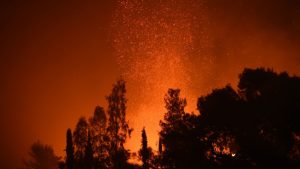 Un amplu incendiu de vegetaţie a scăpat de sub control în nordul Atenei. Un oraş a fost evacuat