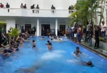 Photo of video | Proteste violente în Sri Lanka: Oamenii au intrat în casa președintelui și fac baie în piscina lui