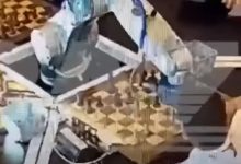 Photo of video | Un robot i-a rupt degetul unui băiețel de 7 ani în timpul unei partide de șah la Moscova