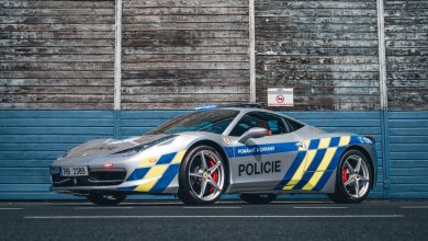 Photo of foto, video | Un Ferrari confiscat de la infractori a devenit mașină de urmăriri pe șosele. Poliția cehă și-a consolidat flota auto cu o nouă achiziție