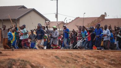 Photo of Ucisă în bătaie pentru un mesaj pe WhatsApp. O studentă din Nigeria, linșată în public de colegii ei de școală