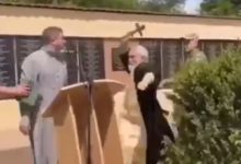 Photo of video | Un preot ucrainean, luat la bătaie cu o cruce de un preot al Bisericii Ortodoxe Ruse din cauza lui Kirill