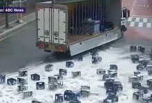 Photo of video | Reacția unor sud-coreeni când un transport de bere s-a răsturnat sub ochii lor. Gestul i-a făcut celebri