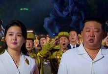 Photo of video | Soția liderului Coreei de Nord plânge în timp ce Kim Jong Un cântă imnul țării