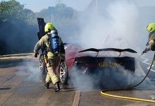 Photo of foto | Un Lamborghini a luat foc în timp ce șoferul își plimba fiica pe autostradă. Primul lucru făcut de bărbat