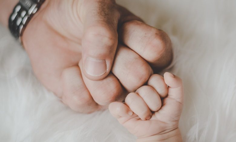 Photo of Tații își vor putea extinde concediul paternal până la 12 luni. Parlamentul a votat modificarea Codului muncii și altor legi
