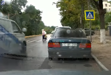 Photo of video | Chișinău: Momentul în care o femeie și copilul său sunt loviți de un microbuz pe trecerea de pietoni.