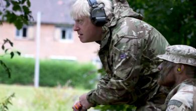 Photo of video | Din biroul de premier, pe câmpul de antrenamente militare. Boris Johnson alături de soldații ucraineni