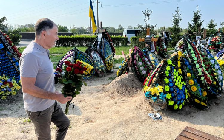 Photo of Cu ce impresii s-a întors Anatol Șalaru de la Kiev: „Au început să se reconstruiască clădirile și drumurile distruse”