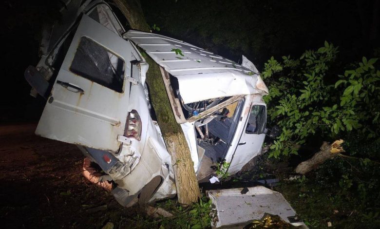 Photo of foto | Un bărbat de 30 de ani a murit pe loc după ce s-a izbit cu mașina într-un copac